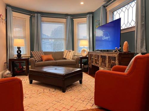 Everett Apartment | Cozy as a Sunday - 2/BR sleep 6