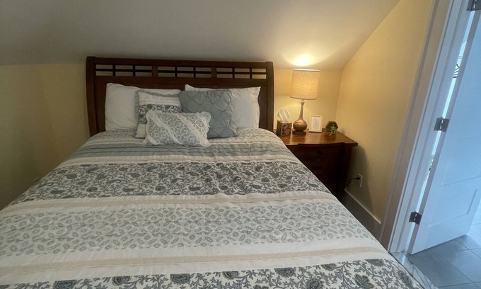 South Kortright Bed & Breakfast | Cozy B&B with WiFi and AC in Terrific South Kortright