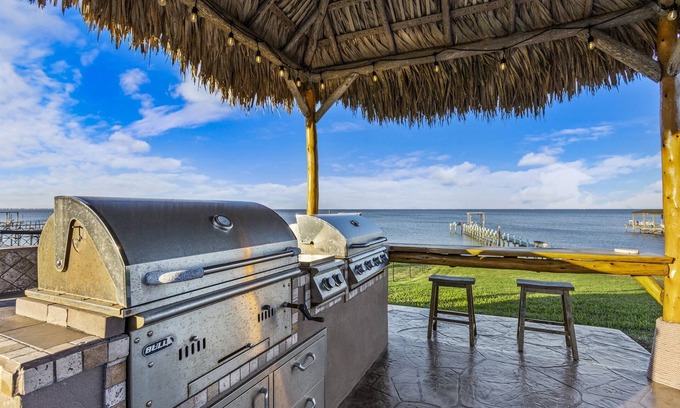 Bacliff House | Cozy Bayfront Home with Private Pool & Pier