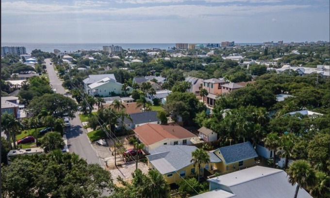 New Smyrna Beach House | Cozy beach house- sleeps six comfortably. 2 blocks from the beach & Flagler Ave.