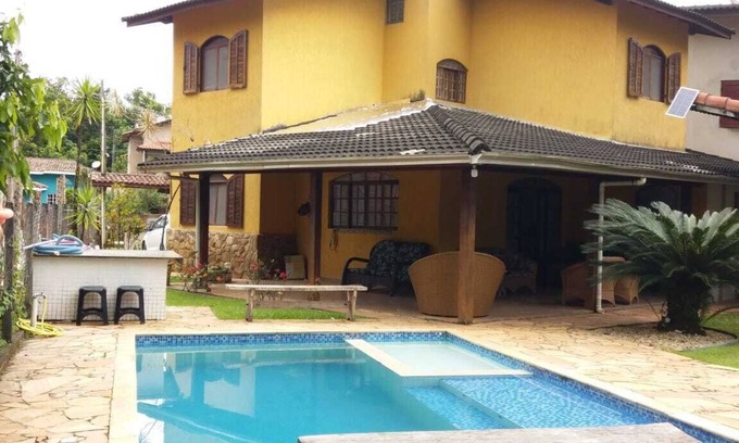 Bertioga House | Cozy beach house with beautiful green area and mountains in a gated community