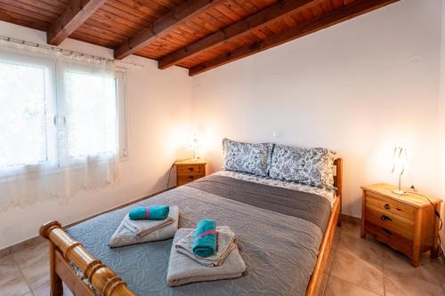 Malakonta House | Cozy Beachfront Cottage with Sea Loungers & Outdoor Shower near Eretria