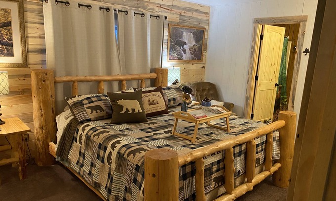 Mariposa Cabin | Cozy Bear Hollow " Cozy, rustic charming, a great value"