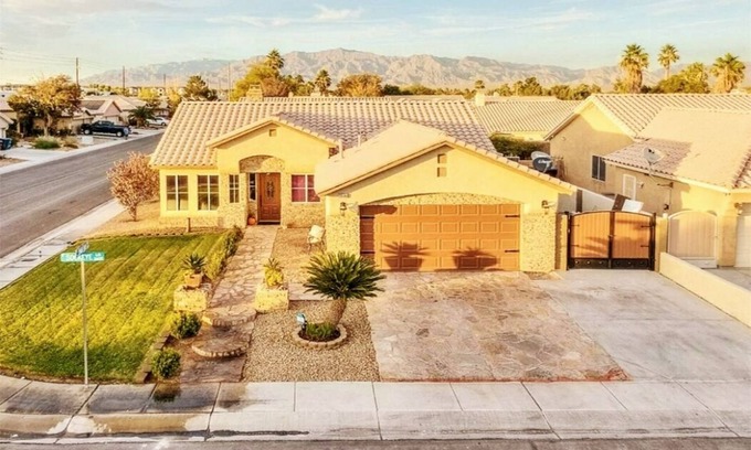 North Las Vegas Villa | Cozy Boho house in a quiet community, in N Las Vegas. 10-12 miles to the Strip