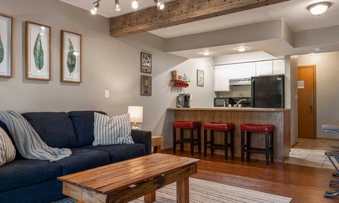 Notch Estates Condo | Cozy Branson West Condo w/Pool Access Near SDC!