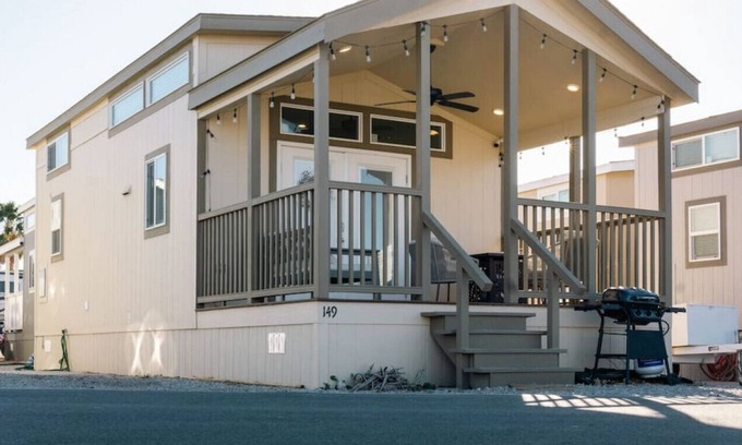 Ehrenberg House | Cozy & Bright Cottage on the Colorado River!