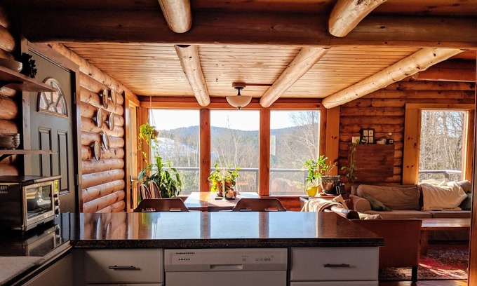Ludlow Cabin | Cozy & Bright Log Cabin just 8 minutes from Okemo Mountain