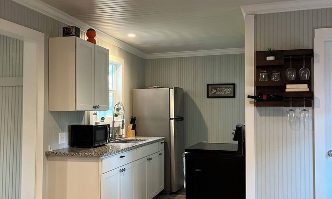 New Braunfels House | Cozy bungalow in delightful New Braunfels with WiFi, AC