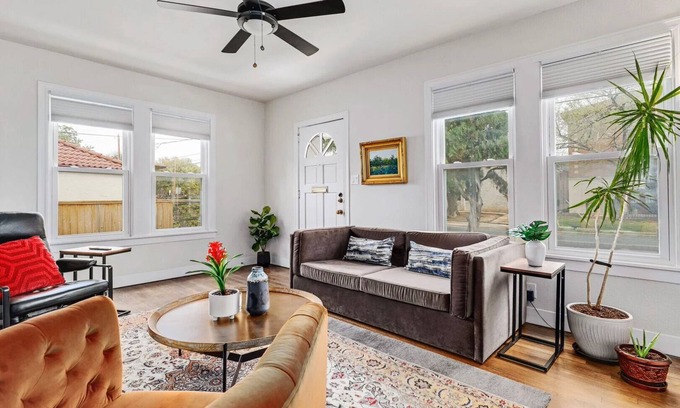 Clarksville House | Cozy Bungalow + Minutes to Downtown - Ivory II