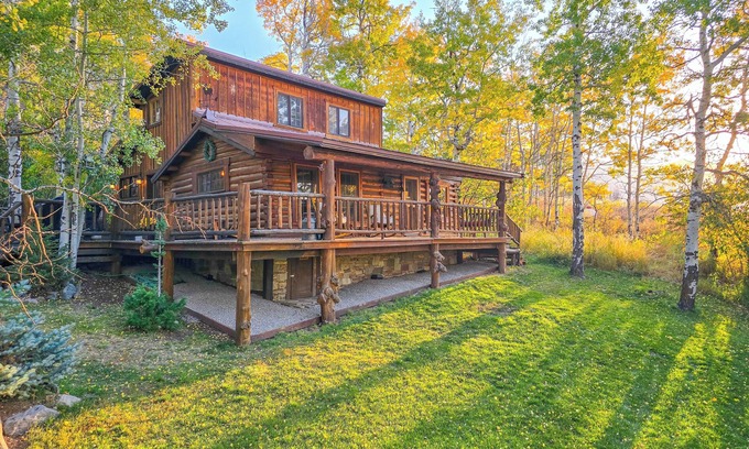 Island Park Cabin | Cozy Cabin | 15 Min to Yellowstone + Lake Views