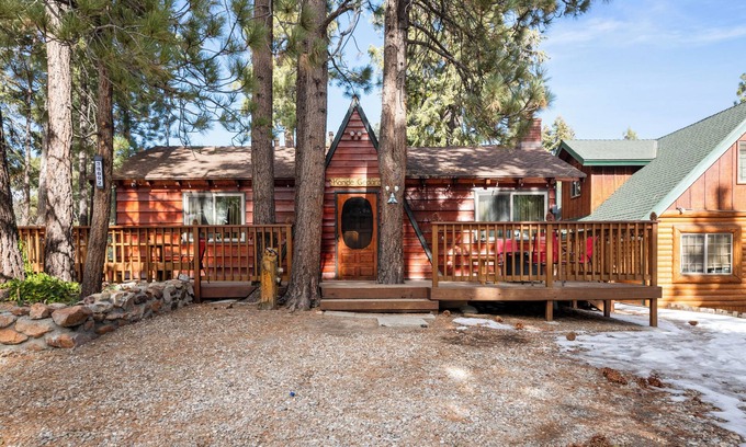 Boulder Bay Cabin | Cozy Cabin 5 mins walk to Boulder Bay Park & Lake/Sledding/Hiking, Family Fun!