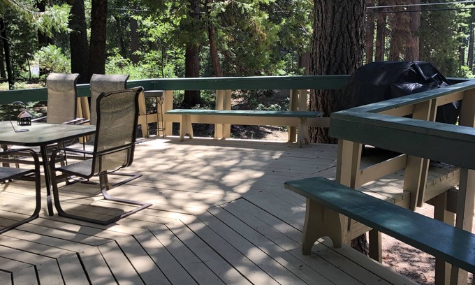 Arnold Cabin | Cozy cabin in Big Trees Village