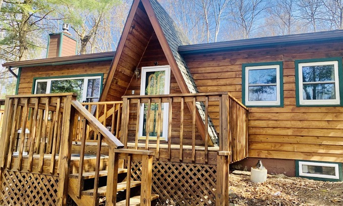 Pocono Lake Cabin | Cozy Cabin in Poconos with big backyard