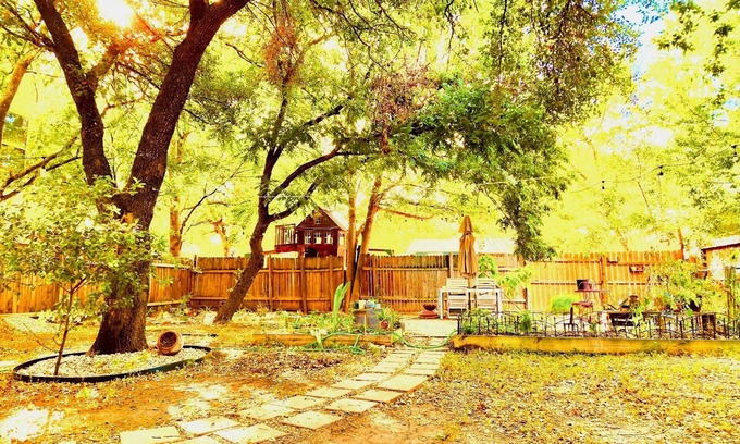 Montopolis House | Cozy cabin in Southeast Austin; located between the airport and downtown Austin