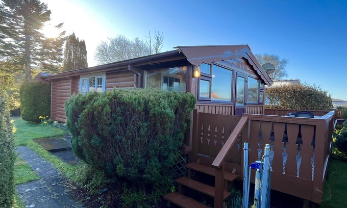 Bronaber Cabin | Cozy cabin, nestled on a mountainside with picturesque views.