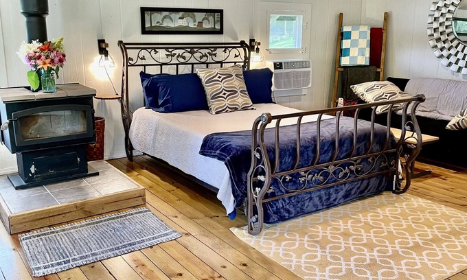 Janesville Cabin | Cozy cabin on the river! Pet friendly!