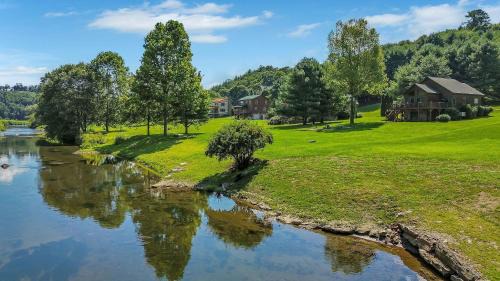 Fleetwood House | Cozy Cabin Right on the New River in Todd - Easy River Access - Fire Pit