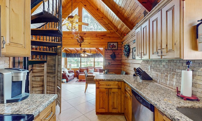 Okeechobee Cabin | Cozy cabin with boat dock/parking, fishing, shared pool & Dog friendly