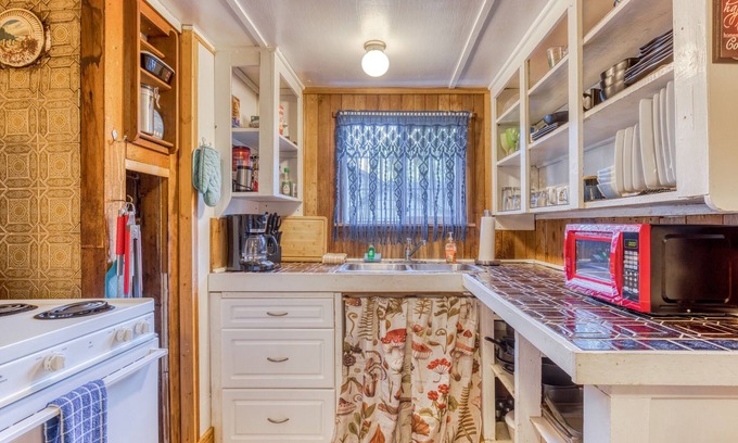 Cascade Locks House | Cozy Cabin with Entertainment & Easy Access to Gorgeous Wilderness - Dogs OK