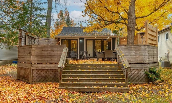 Innisfil Cabin | Cozy Cabin with Hot Tub and Fire Pit