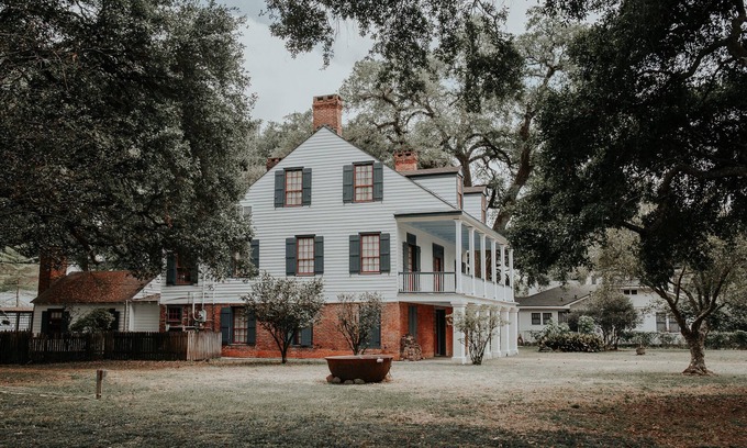 Lafayette Cabin | Cozy Cajun Cabin two blocks from the Parade Route or Downtown Lafayette