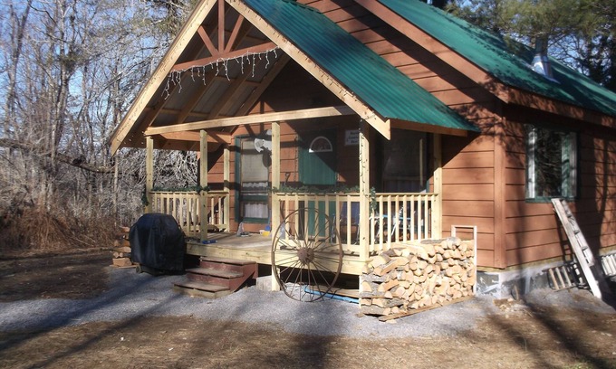 Redfield Cabin | Cozy Camp Retreat! Enjoy four wheeling, hunting, 3 miles to Redfield Reservoir.