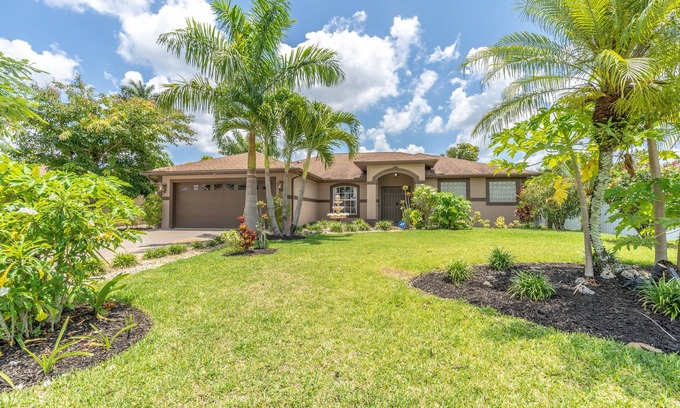Golden Gate House | Cozy Canal Home-Low Cleaning Fee, King Beds, Gym, Fast wifi, Fishing, Sleeps 8