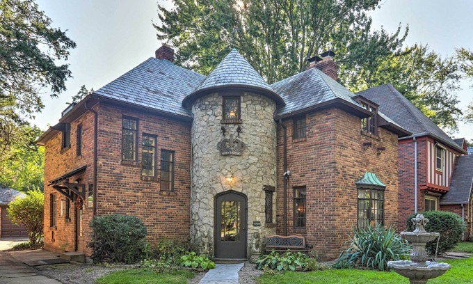 Ottawa House | 'Cozy Castle of Toledo' w/ Yard 1 Mi To University