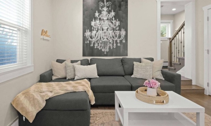 Kensington-Cedar Cottage Apartment | Cozy Central 3BR Home| King Bed| 15 min to DT Van