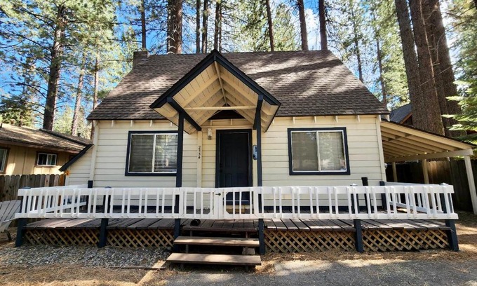 Sierra Tract House | Cozy central Tahoe cabin, 2br/2ba/3bed near Heavenly Ski Resort