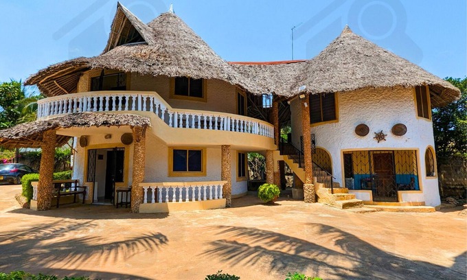 Diani Beach Apartment | cozy charming Studio 20 minutes from Diani Beach with WiFi, Fan & Shared Pool