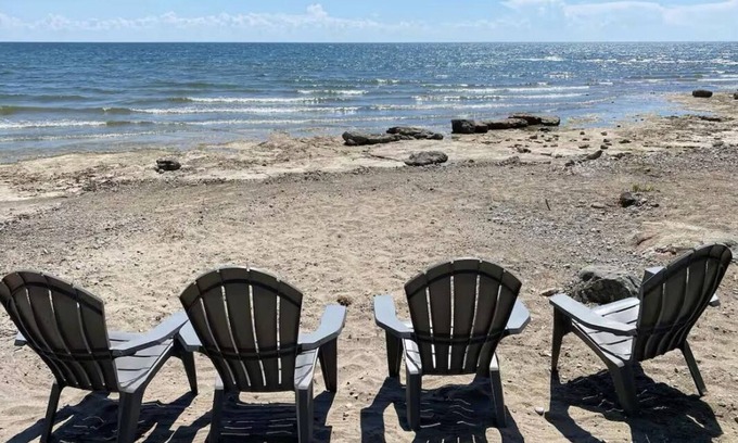 Selkirk Cottage | Cozy Christmas Cottage (waterfront property with oversized entertaining deck)