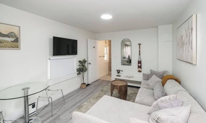East Windsor Apartment | Cozy, Clean & Bright Suite