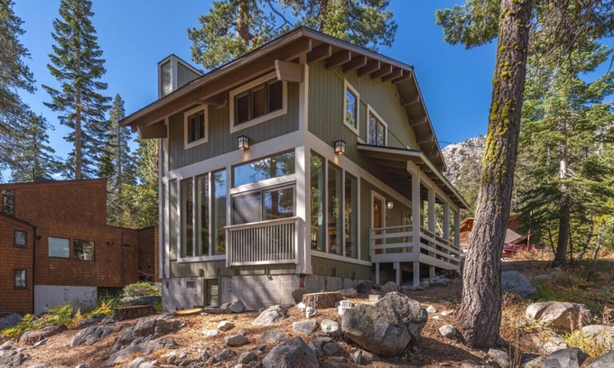 Alpine Meadows Apartment | Cozy & Clean Cabin Free Shuttle to Palisades Bunk Room