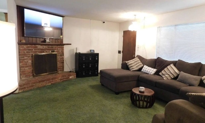 Raisin House | Cozy, clean, safe living in 4bed 2 bath