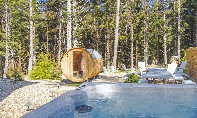 Lincoln City House | Cozy coastal retreat- Sauna, hot tub, firepit, ocean/forest views