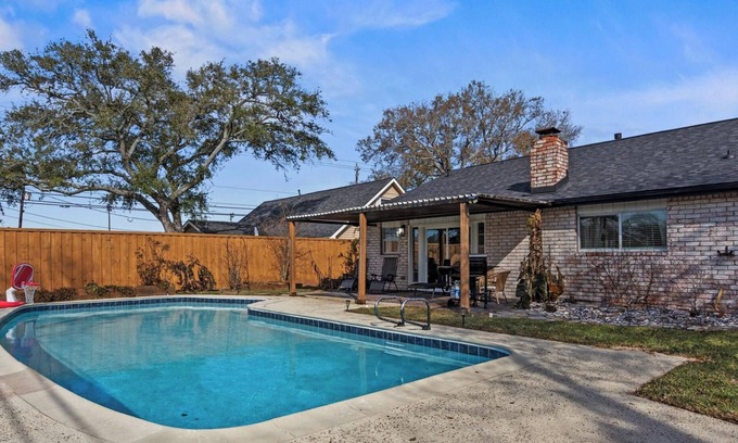 El Lago House | "Cozy Comforts of Home" Private POOL, 5 mins from Kemah Boardwalk & NASA