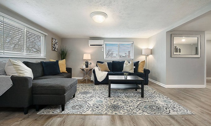South Side House | Cozy & Comfy Duplex! 7Bed/4Bath w/5 Car Parking!