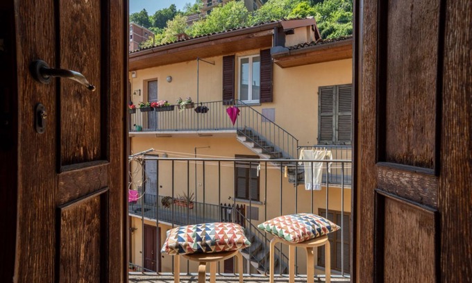 Como Apartment | Cozy, completely renovated 47sqm apartment located on the 3rd floor of a building WITHOUT elevator. The apartment is accessed via an external balcony overlooking the quiet internal courtyard.The accommodation is located in an excellent location in the ci