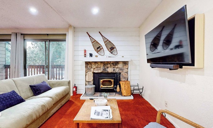 Mammoth Lakes Condo | Cozy Condo for 4, Near Shuttle & Eagle Lodge!