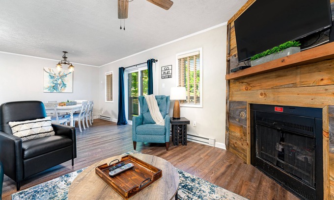 Sugar Mountain Condo | Cozy condo near the slopes with a full kitchen & furnished deck with great views
