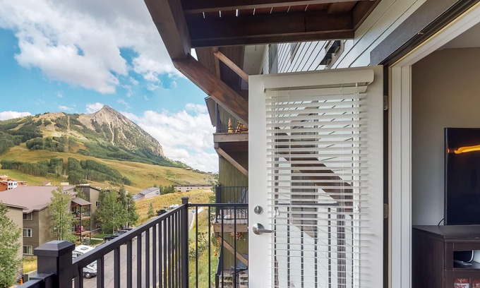 Crested Butte Condo | Cozy Condo with Great Mountain Views & Location – Walk to Slopes