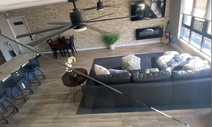 Saugatuck Condo | Cozy Contemporary condo in downtown Saugatuck. Great place for your fall getaway