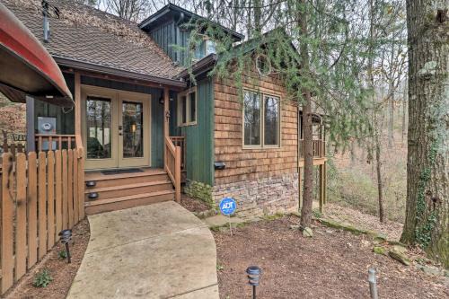 Conyers House | Cozy Conyers Cabin with Fireplace and Pool Table!