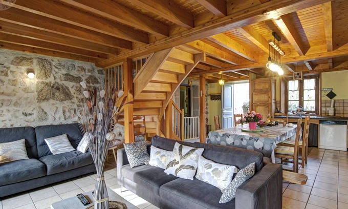 Perigneux Cottage | Cozy cottage 3 br, garden, pets allowed, garage, wifi