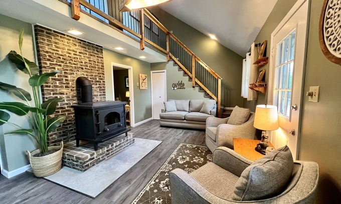 Marklesburg Cottage | Cozy cottage - 4 min to Aitch Boat Launch & Fishing Pier.