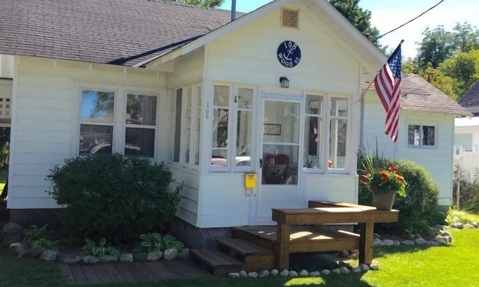 Charlevoix Cottage | Cozy Cottage. CHARLEVOIX IN TOWN! 3.5 Miles to Castle! 5 blocks from downtown!