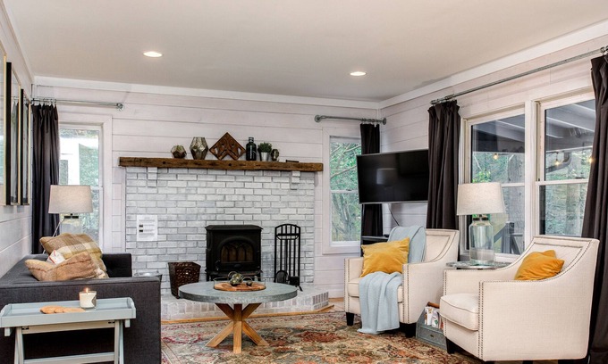 Cherry Log Cottage | Cozy cottage close to hiking, wineries, shops in downtown Ellijay and Blue Ridge