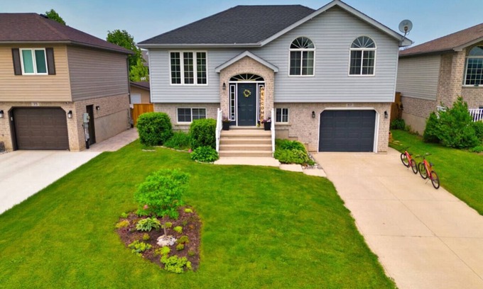 Meaford Apartment | Cozy Cottage for Fall Getaways/Scarecrow Invasion
