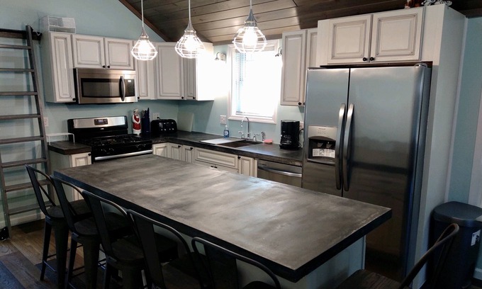 Mannsville House | Cozy Cottage in Sandy Pond 2